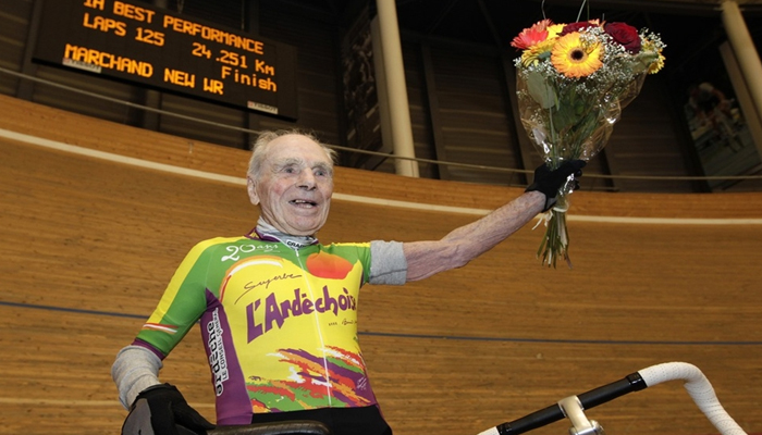 คุณปู่ โรแบร์  มักฌอง วัย 106 ปี ครองสถิติโลกปั่นจักรยาน